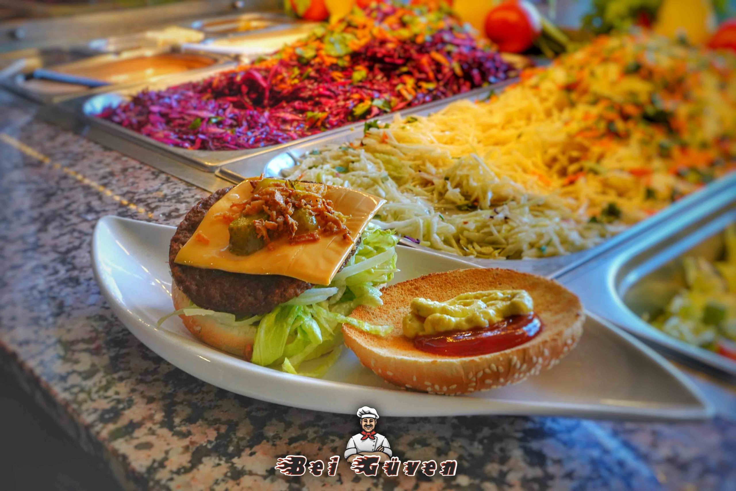 Leckerer Burger mit saftigem Patty und frischem Salat bei Güven Döner in Wahlstedt