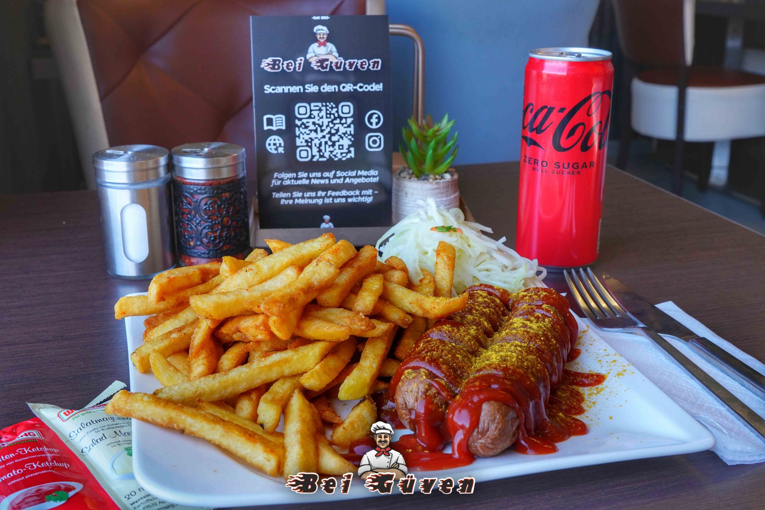 Currywurst mit knusprigen Pommes bei Güven Döner in Wahlstedt