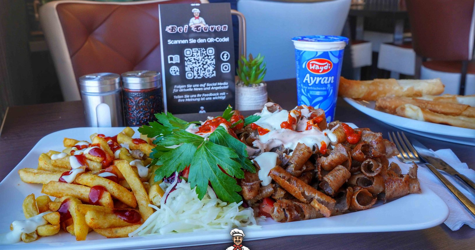 Dönerteller mit Pommes, saftigem Fleisch und frischem Salat bei Güven Döner in Wahlstedt.