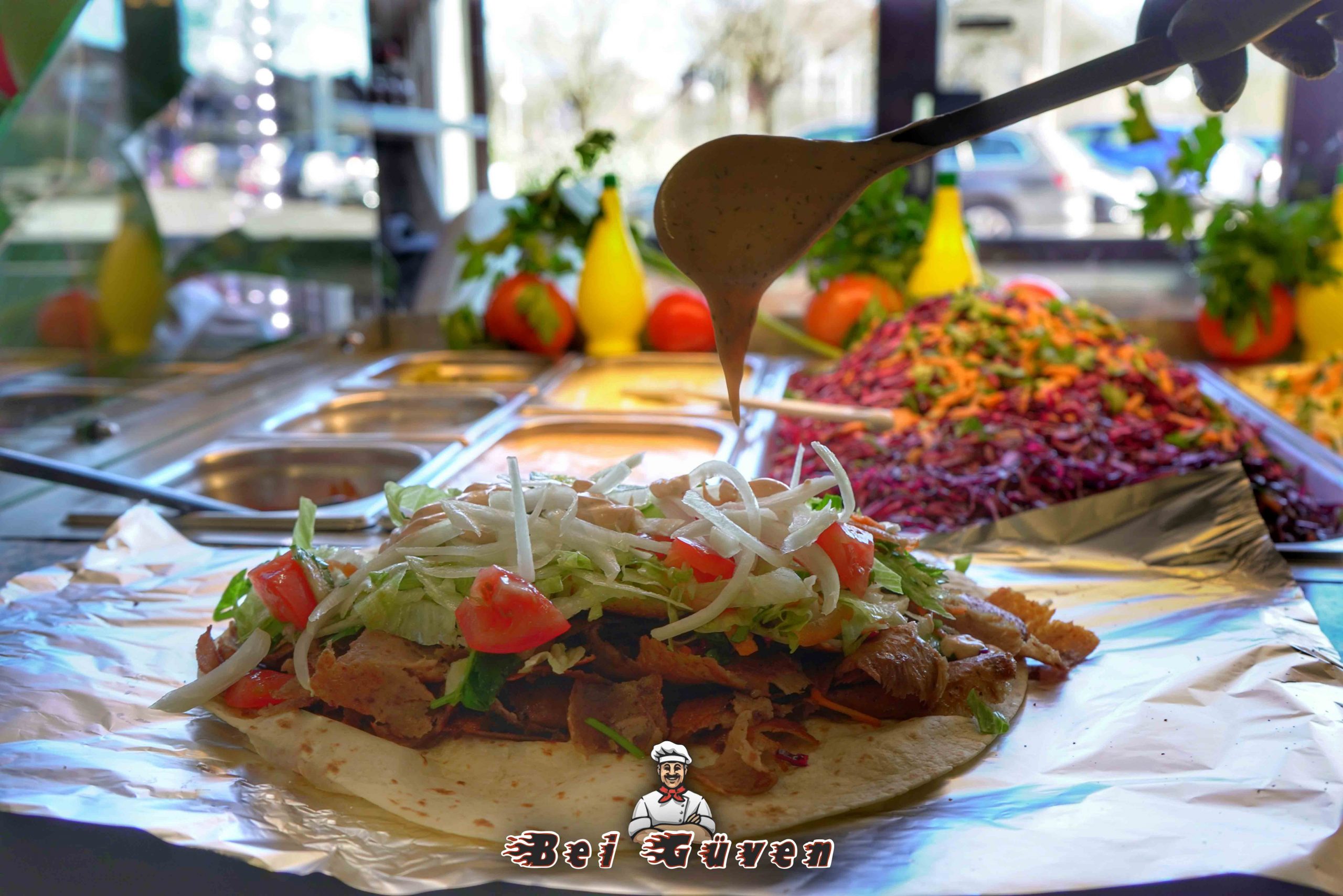 Frisch gerollter Dürüm Döner mit knackigem Salat bei Güven Döner in Wahlstedt