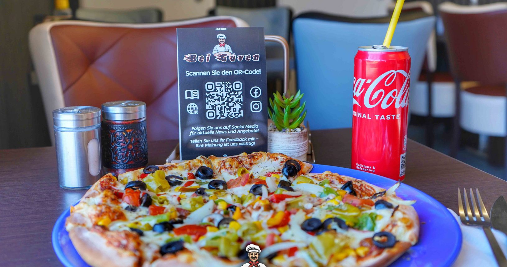 Frisch gebackene vegetarische Pizza mit buntem Gemüse bei Güven Döner in Wahlstedt