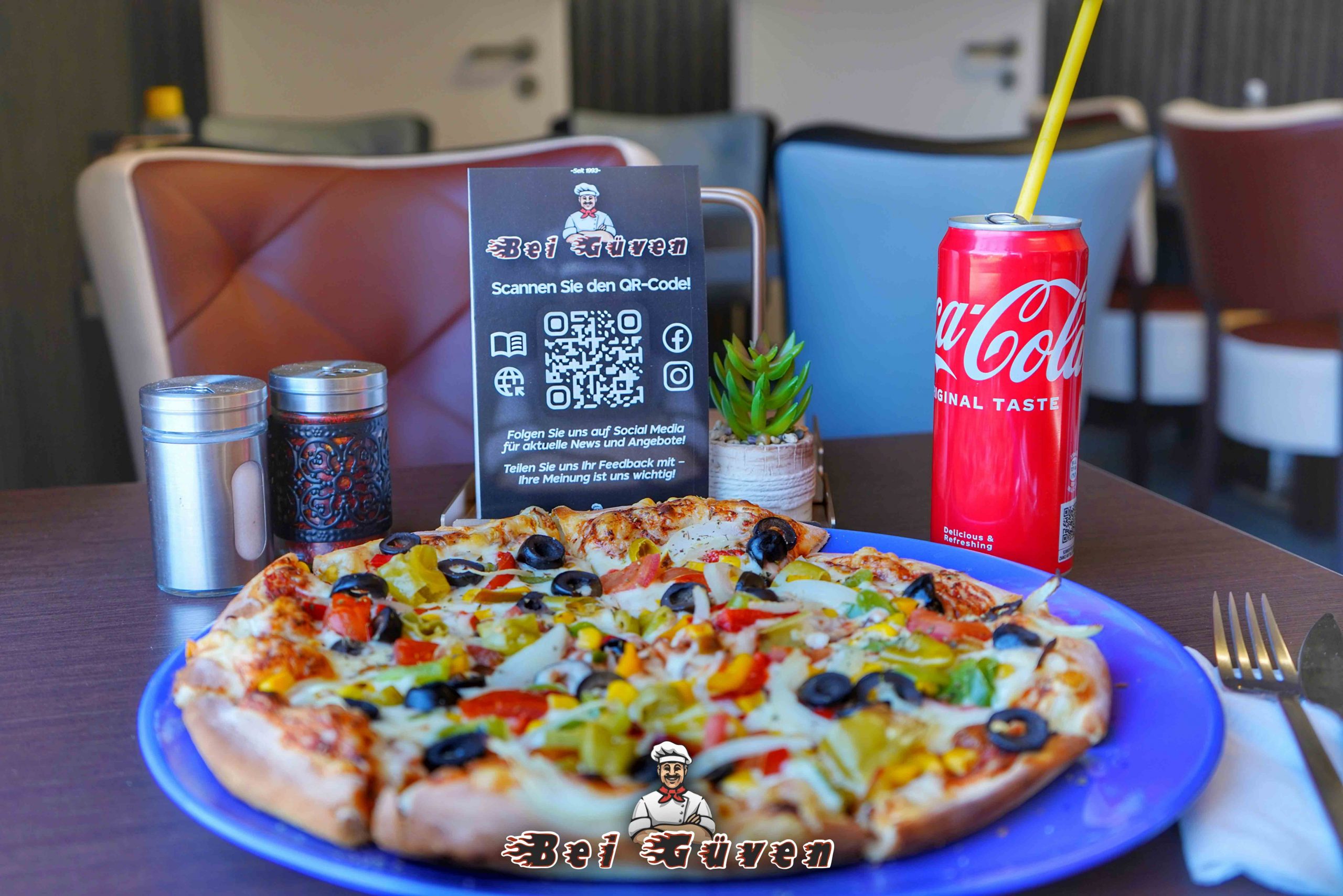 Frisch gebackene vegetarische Pizza mit buntem Gemüse bei Güven Döner in Wahlstedt