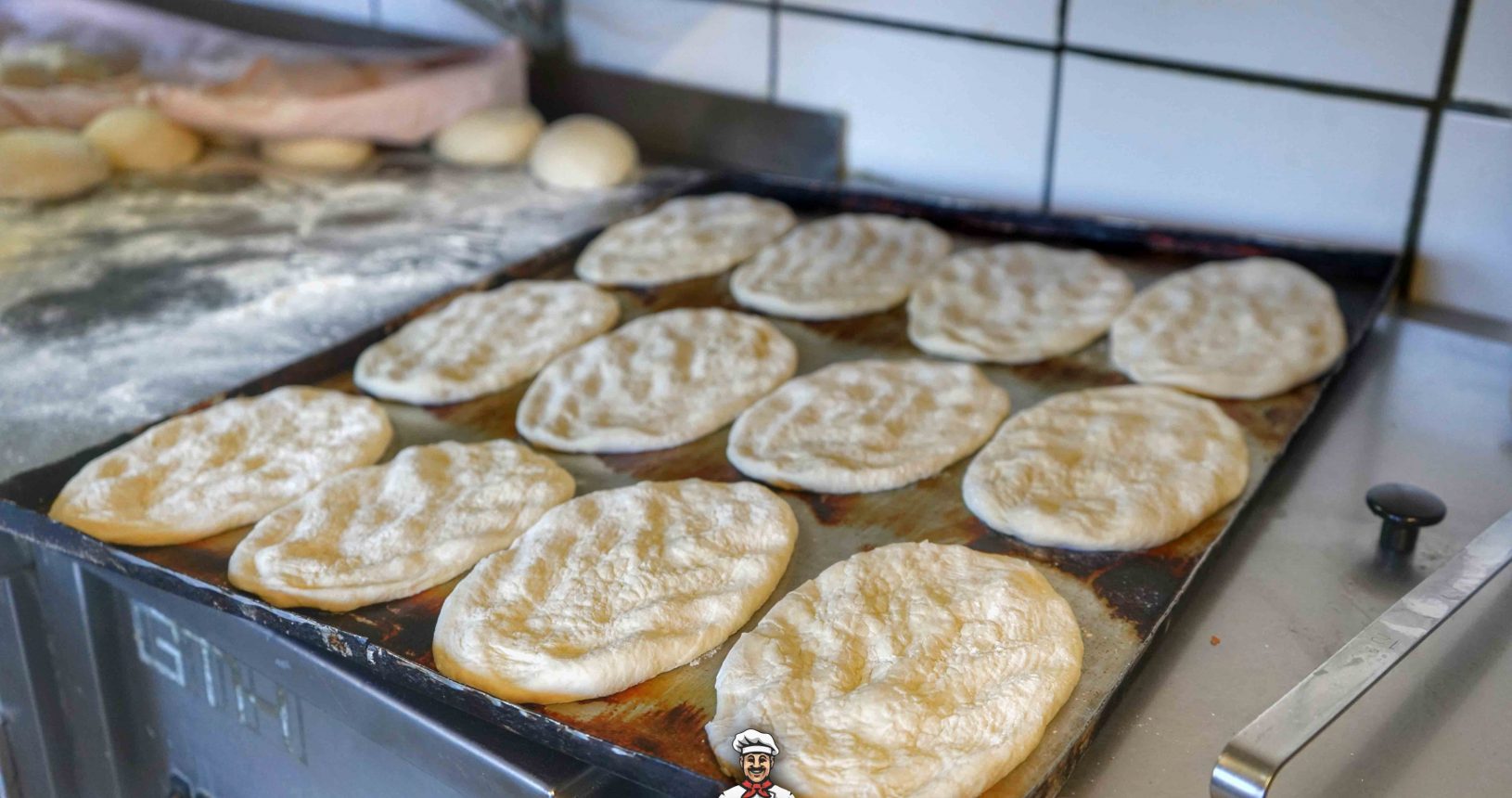 Brotteig wird frisch zubereitet und gebacken bei Güven Döner in Wahlstedt