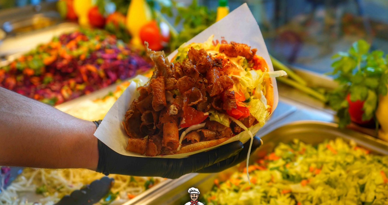 Frisch zubereiteter Döner in der Hand bei Güven Döner in Wahlstedt.