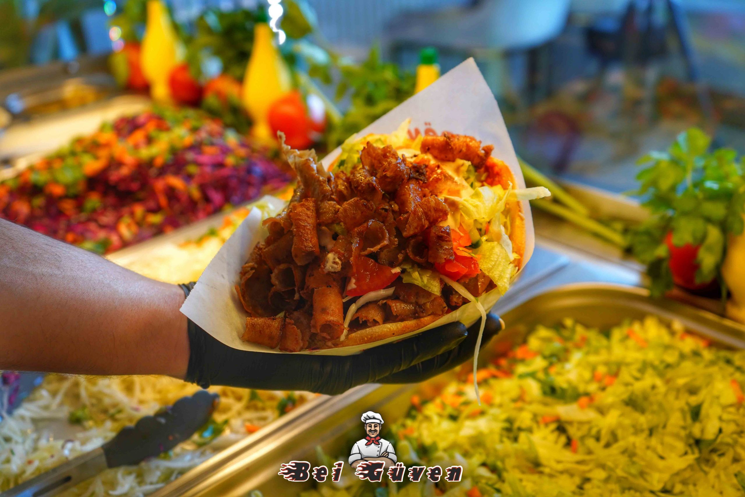 Frisch zubereiteter Döner in der Hand bei Güven Döner in Wahlstedt.