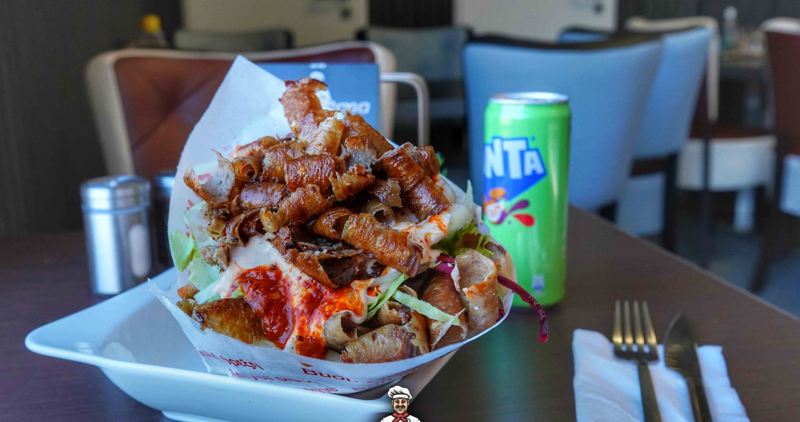 Großer Döner mit extra viel Fleisch auf dem Tisch bei Güven Döner in Wahlstedt.