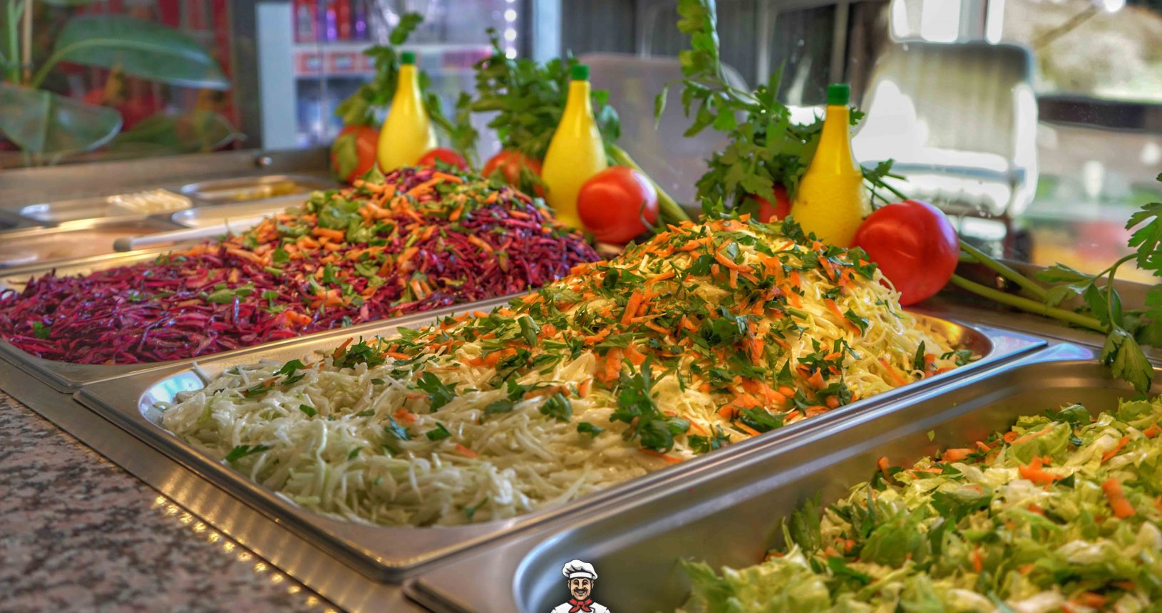 Frische Salate und Zutaten in der Theke bei Güven Döner in Wahlstedt